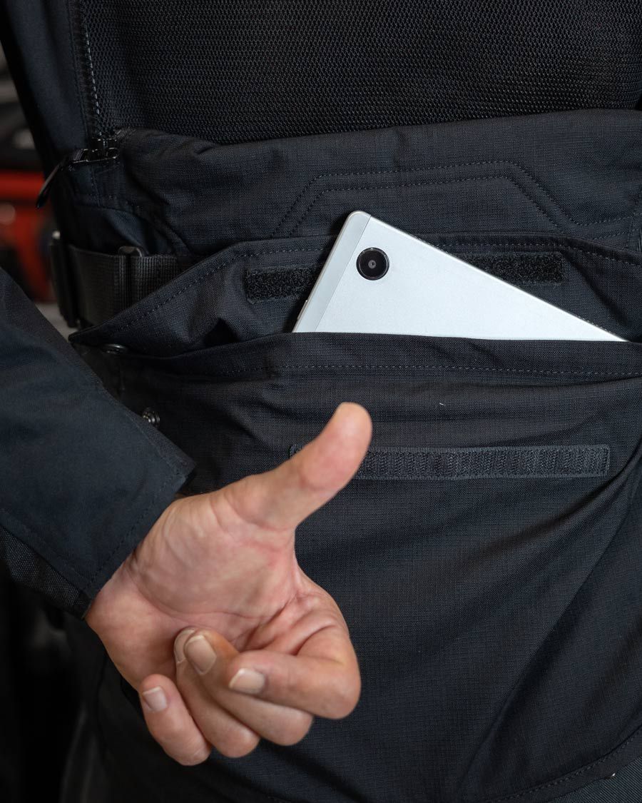 Κοντινό στο Dainese Hydraflux 2 Air D-Dry με ανοιχτό φερμουάρ όπου φαίνεται η αδιάβροχη εσωτερική επένδυση